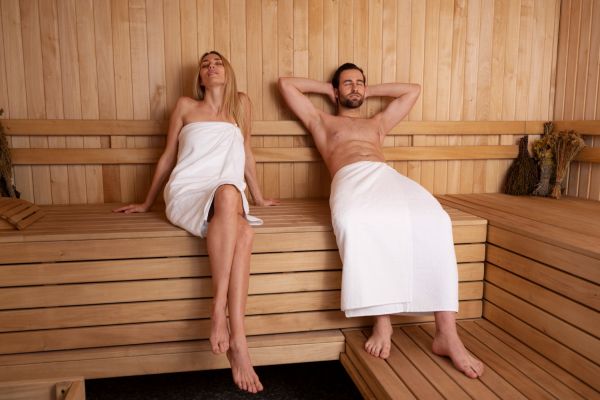 Comment réussir l"intégration d"un sauna infrarouge dans votre salle de bain : Guide pratique et inspirations.