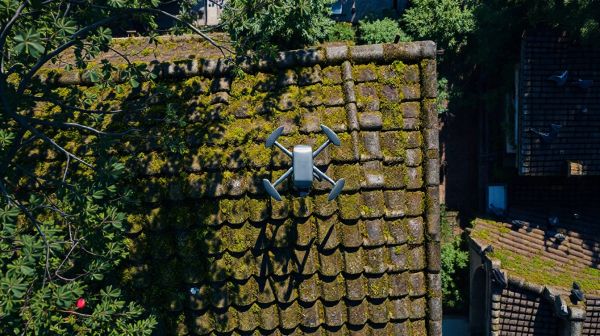 Les atouts du nettoyage de toiture par drone : ce qu'il faut savoir